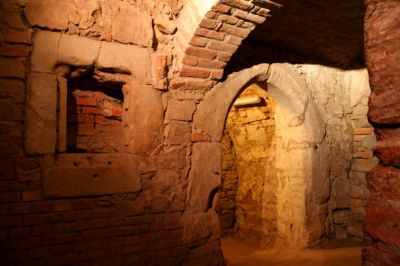 Bezwzględnie najcenniejszym elementem podziemnej trasy turystycznej są relikty zabudowy średniowiecznej odkryte w pomieszczeniu przedprożnym kamienicy Rynek 19. Jest to kamienny portal wejściowy zamknięty łukiem ostrym oraz otw&oacute;r okienny z kamiennym obramieniem spiętym łukiem w  tzw. ośli grzbiet. Funkcja tego pomieszczenia nie jest dotąd rozpoznana, nie była to z pewnością piwnica. Fotografia ze zbior&oacute;w Biura Miejskiego Konserwatora Zabytk&oacute;w UM Rzeszowa